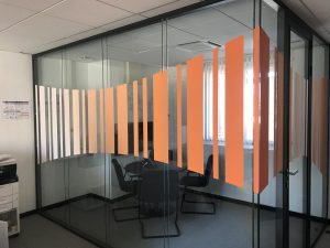 Adhésif décoratif bandes colorées sur cloison vitrée