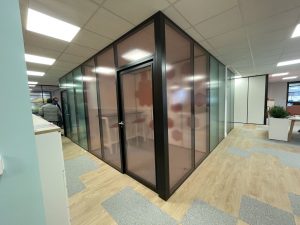 Film teinté coloré, imprimé sur mesure pour cloisons de bureaux